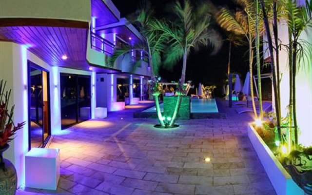 The Dinky Rock, Lounge Beach Club & Spa Hotel