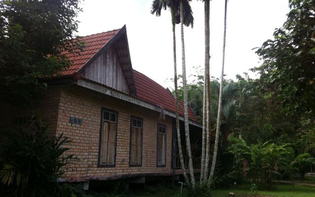 Nung House Bungalows & Jungle Trekking