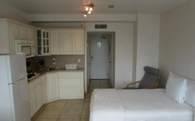 Ocean Front Casablanca Studios with FULL KITCHENS & Beach access By BL Rentals