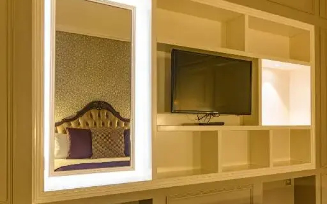 La Clef Louvre Paris by The Crest Collection