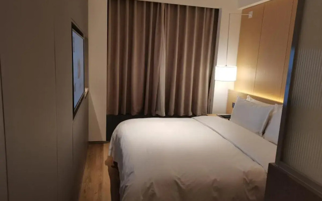 Zhengzhou East Railway Station Crossing Hotel