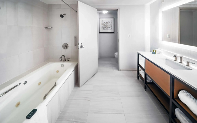 DoubleTree by Hilton Tulsa - Warren Place