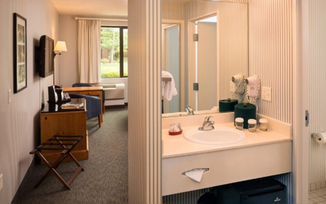 Williamsburg Woodlands Hotel & Suites, an official Colonial Williamsburg Hotel