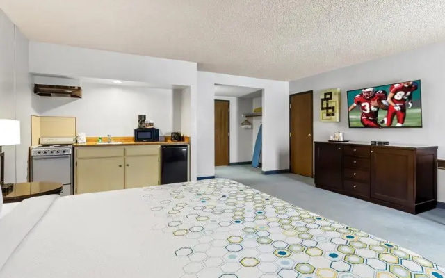HomeTowne Studios by Red Roof Ridgecrest