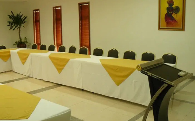 La Cour Hotels and Apartments Glover