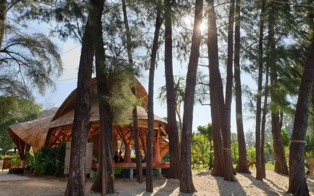 Long Beach Chalet Hotel