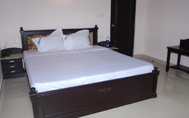 OYO 2817 Hotel Emerald Inn
