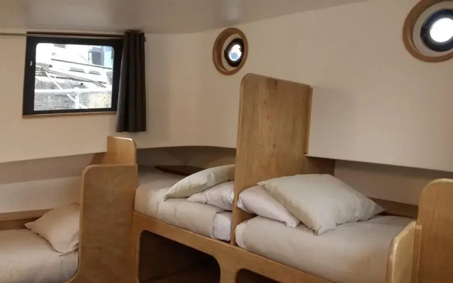 Kyle Blue Bristol - Luxury Hostel Boat