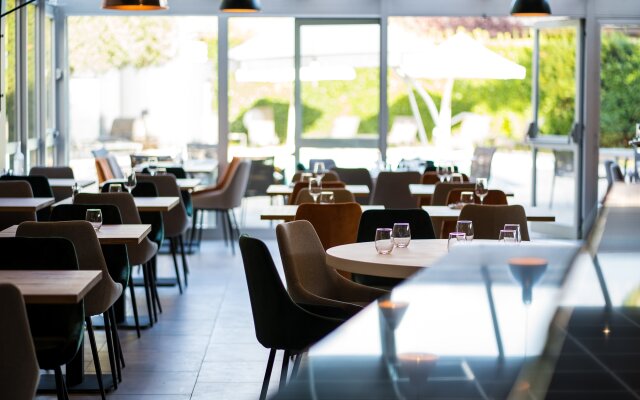 PoMo Hotel & Restaurant
