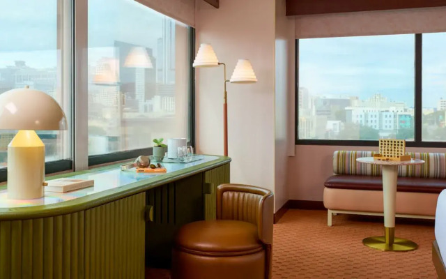 Downright Austin, A Renaissance Hotel