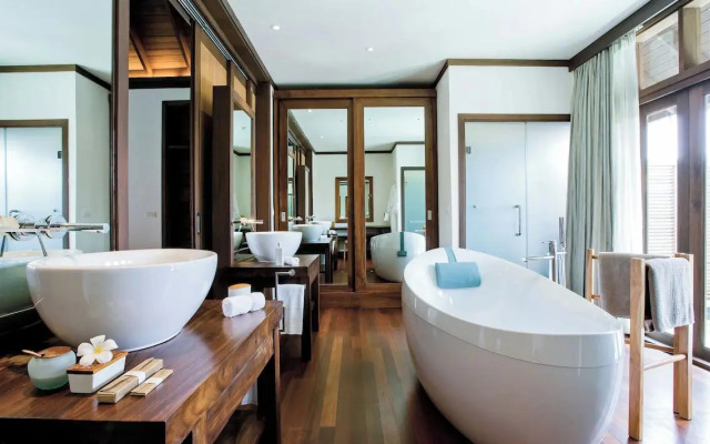 Coco Bodu Hithi Resort