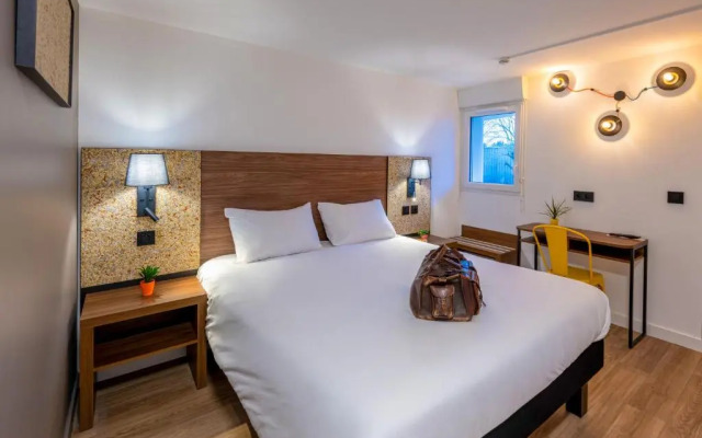 greet Hotel Chatellerault