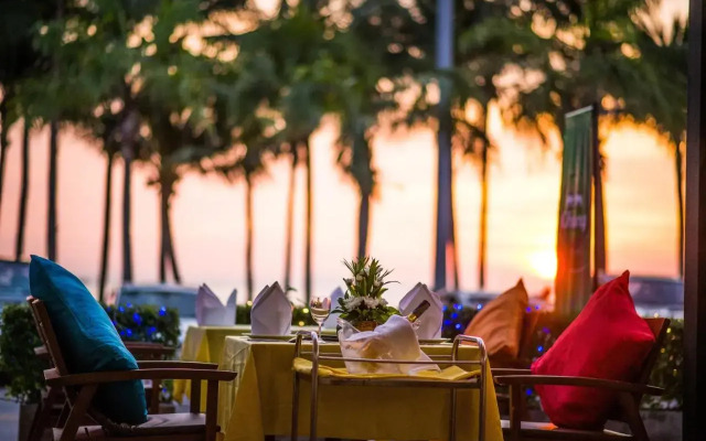 Sea Breeze Jomtien Resort (SHA Extra Plus)