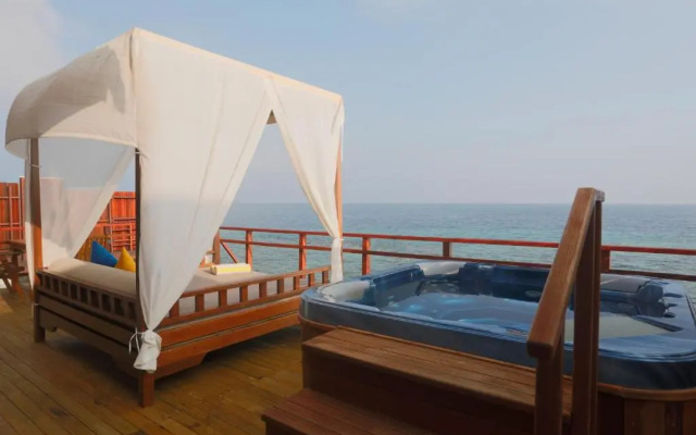 Furaveri Maldives Hotel