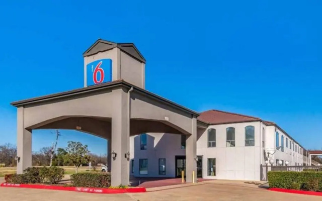 Motel 6 Ennis, TX