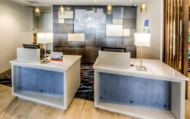 Holiday Inn Express & Suites Cleveland West - Westlake by IHG