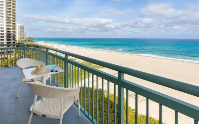 The Singer Oceanfront Resort, Curio Collection by Hilton