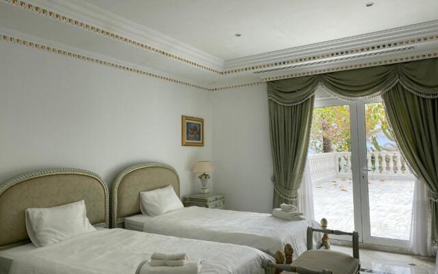 The Palace Marbella - Lavish Beachfront Villa