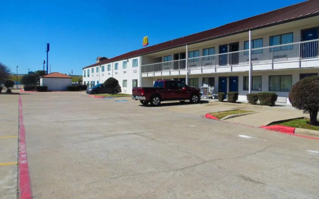 Motel 6 Ennis, TX