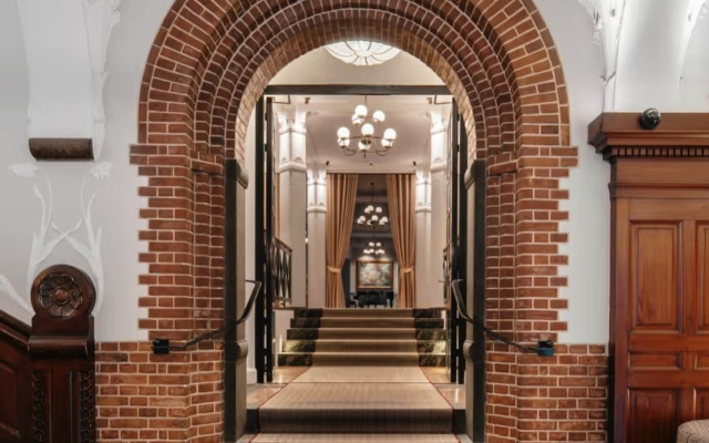 Ascot Hotel & Apartments