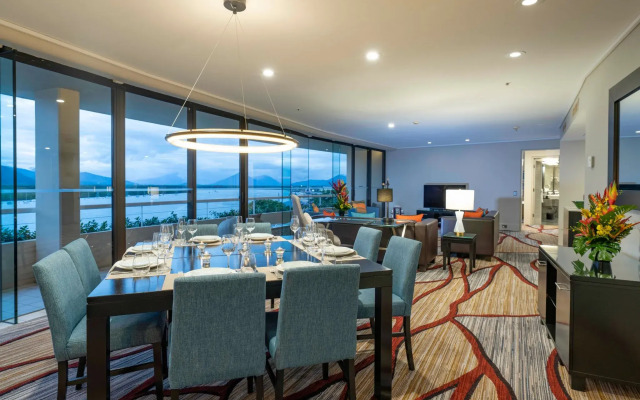 Hilton Cairns