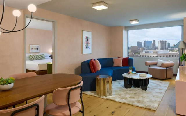 Downright Austin, A Renaissance Hotel