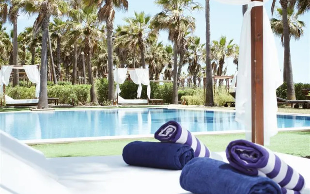 Wine & Books by the Sea