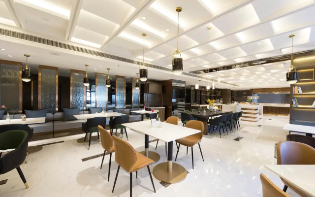 Atour Hotel (Luoyang Longmen High Speed Railway Station)