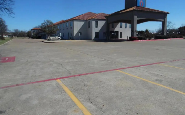 Motel 6 Ennis, TX