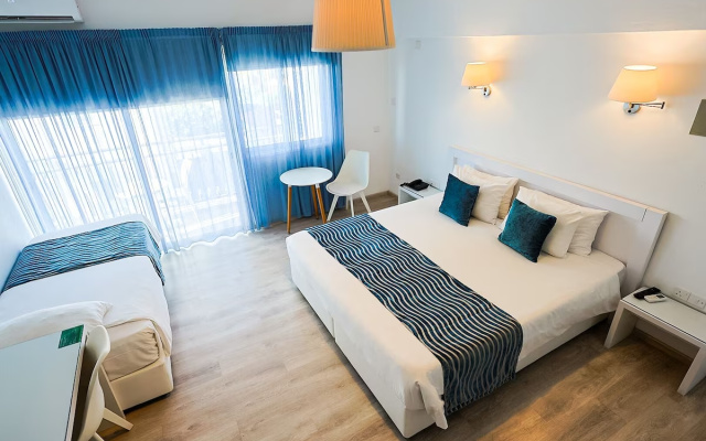 Standard Twin Family room (twin beds)