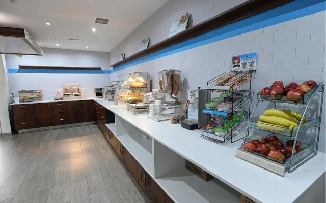 Holiday Inn Express & Suites Toronto Airport West by IHG