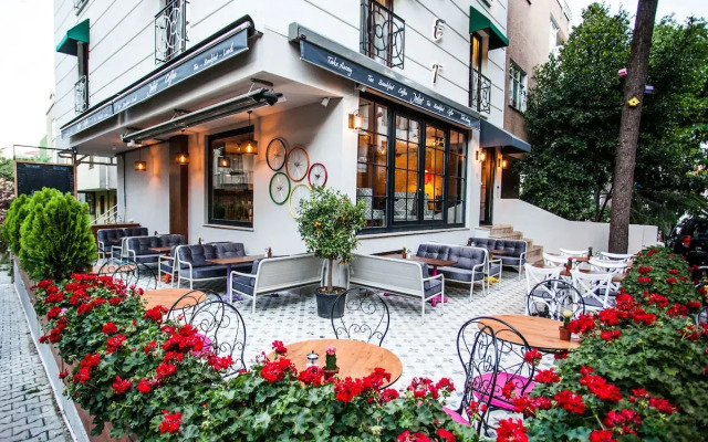 Juliet Rooms & Kitchen