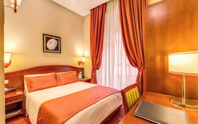 Small Double room (full double bed)