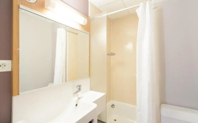 B&B HOTEL Cholet Sud