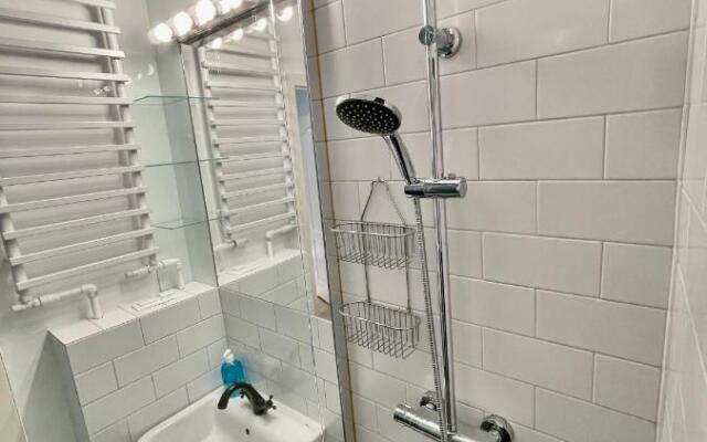 HOLIDAY 2 WiFi 300Mbs 70’TV Netflix HBO Max Apple