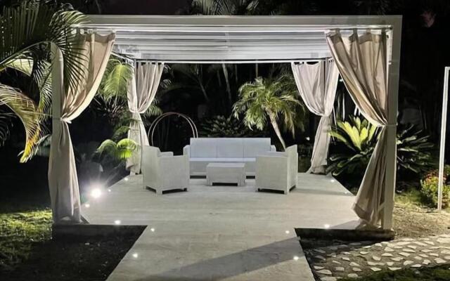 Daymond Blue Tropical Lodge