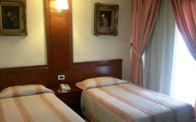 White House Hotel