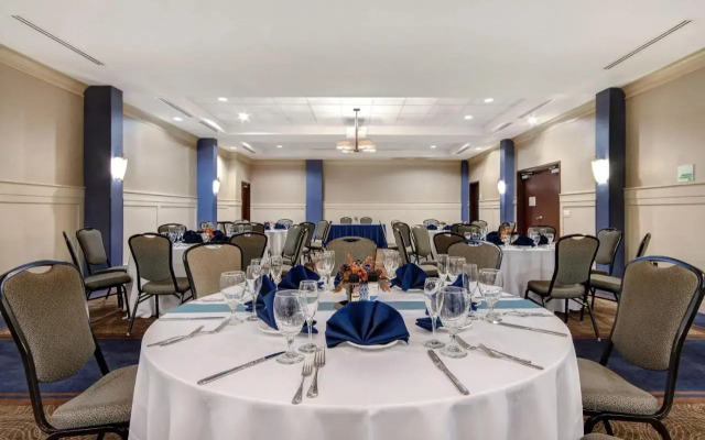 Holiday Inn Detroit Metro Airport by IHG