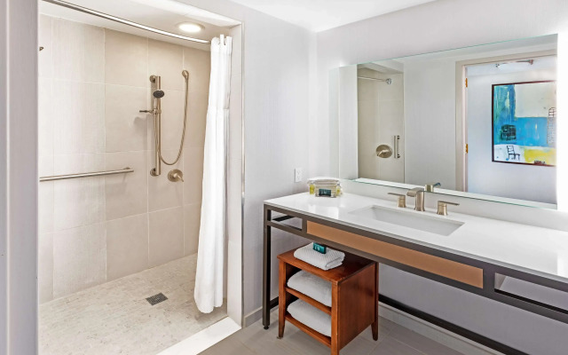 DoubleTree by Hilton Tulsa - Warren Place