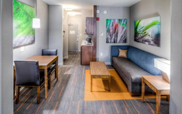 Holiday Inn Express & Suites Cleveland West - Westlake by IHG