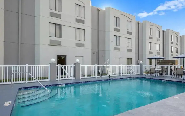 SPOT X Hotel Tampa - Wesley Chapel by The Red Collection