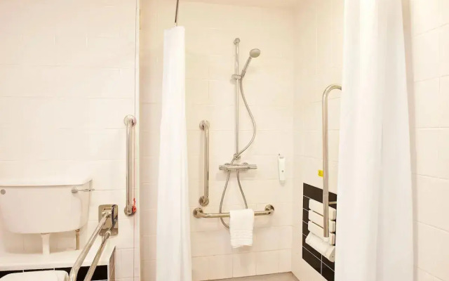 Holiday Inn Express Manchester Airport by IHG