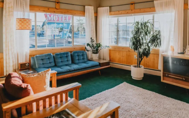 The Sapphire Motel