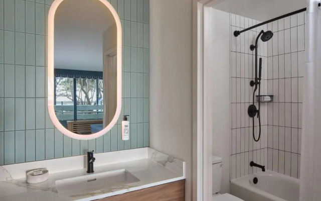 Отель Monterey Beach, A Tribute Portfolio