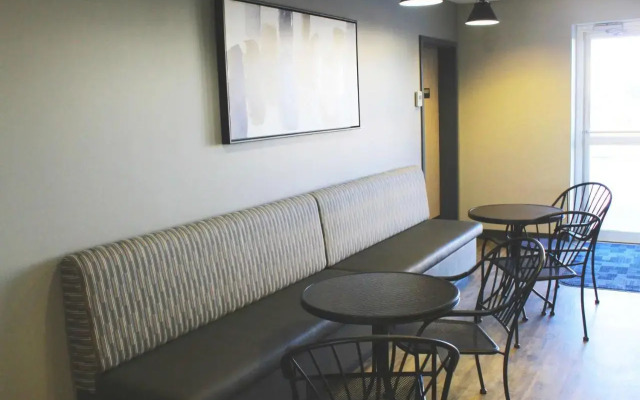 Days Inn by Wyndham Stony Plain