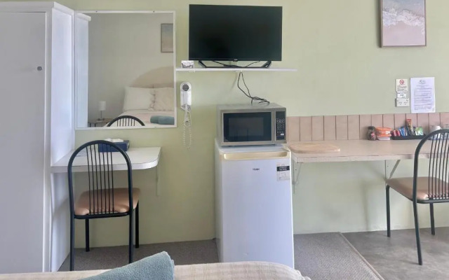 Mollymook Ocean View Motel - Welcoming Guests 18 Years and Older