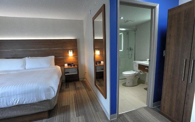 Holiday Inn Express & Suites Toronto Airport West, an IHG Hotel