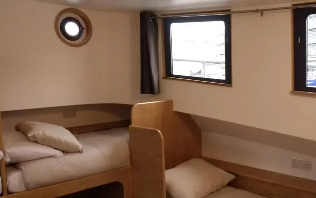 Kyle Blue Bristol - Luxury Hostel Boat