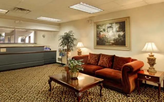 Howard Johnson Inn and Suites Columbus