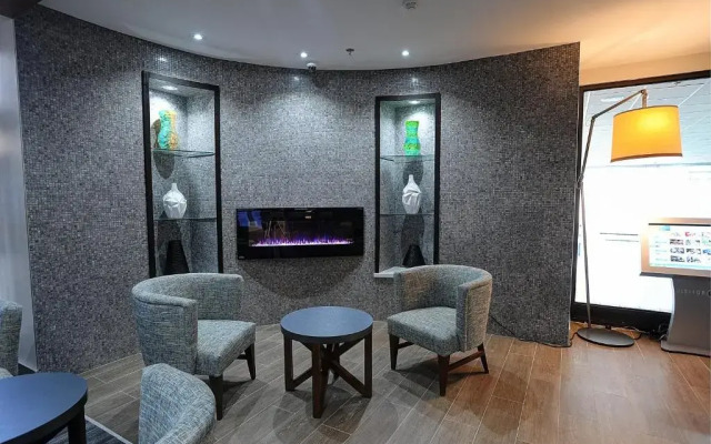 Holiday Inn Express & Suites Toronto Airport West by IHG